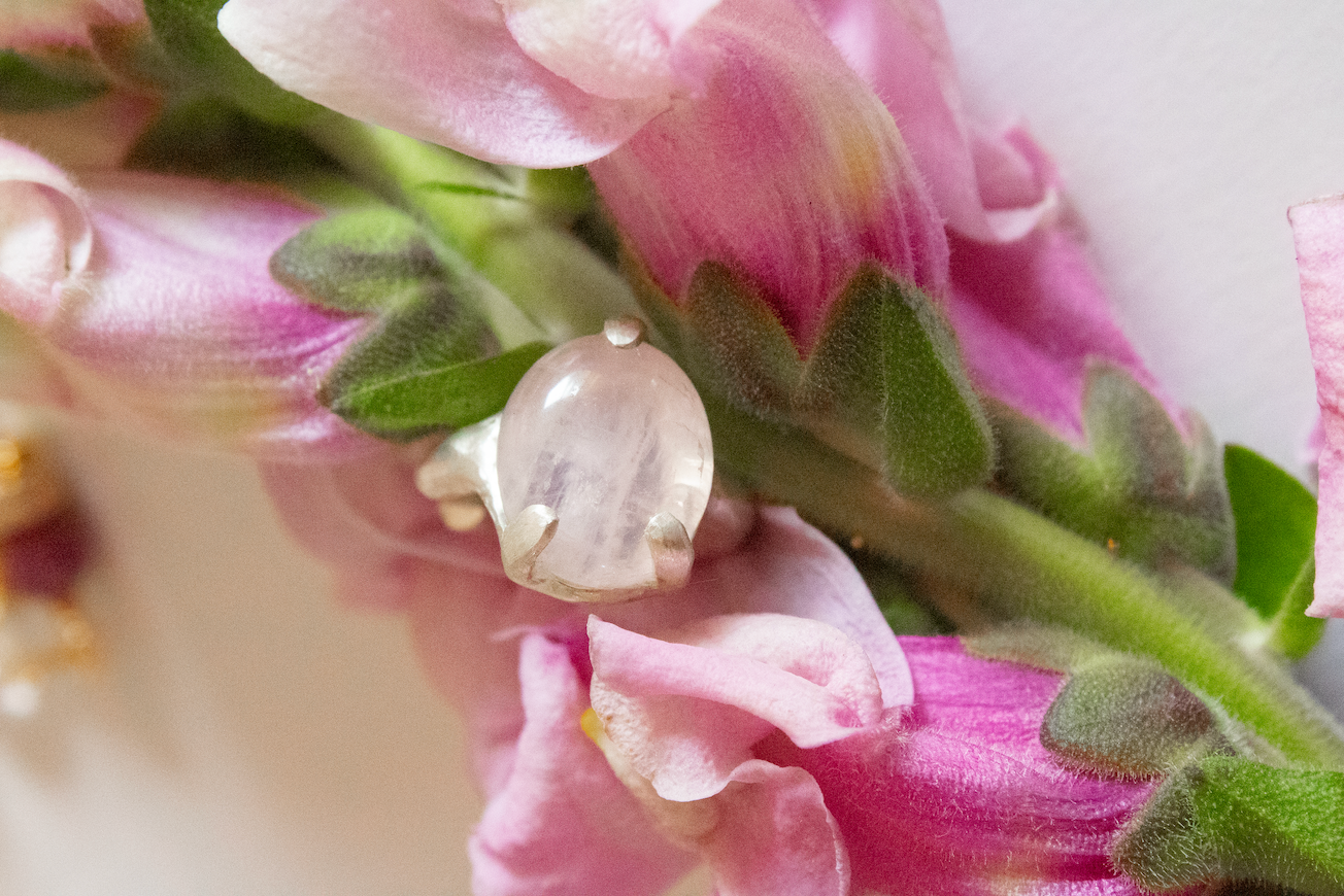 Balance. Ear Cuff con cuarzo rosa