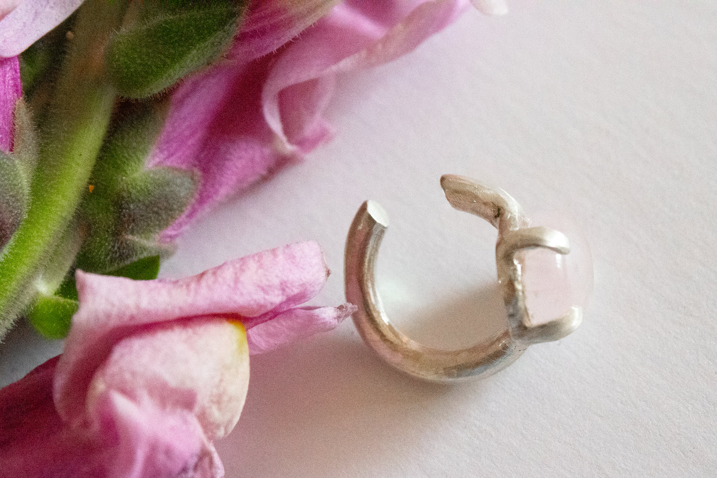 Balance. Ear Cuff con cuarzo rosa