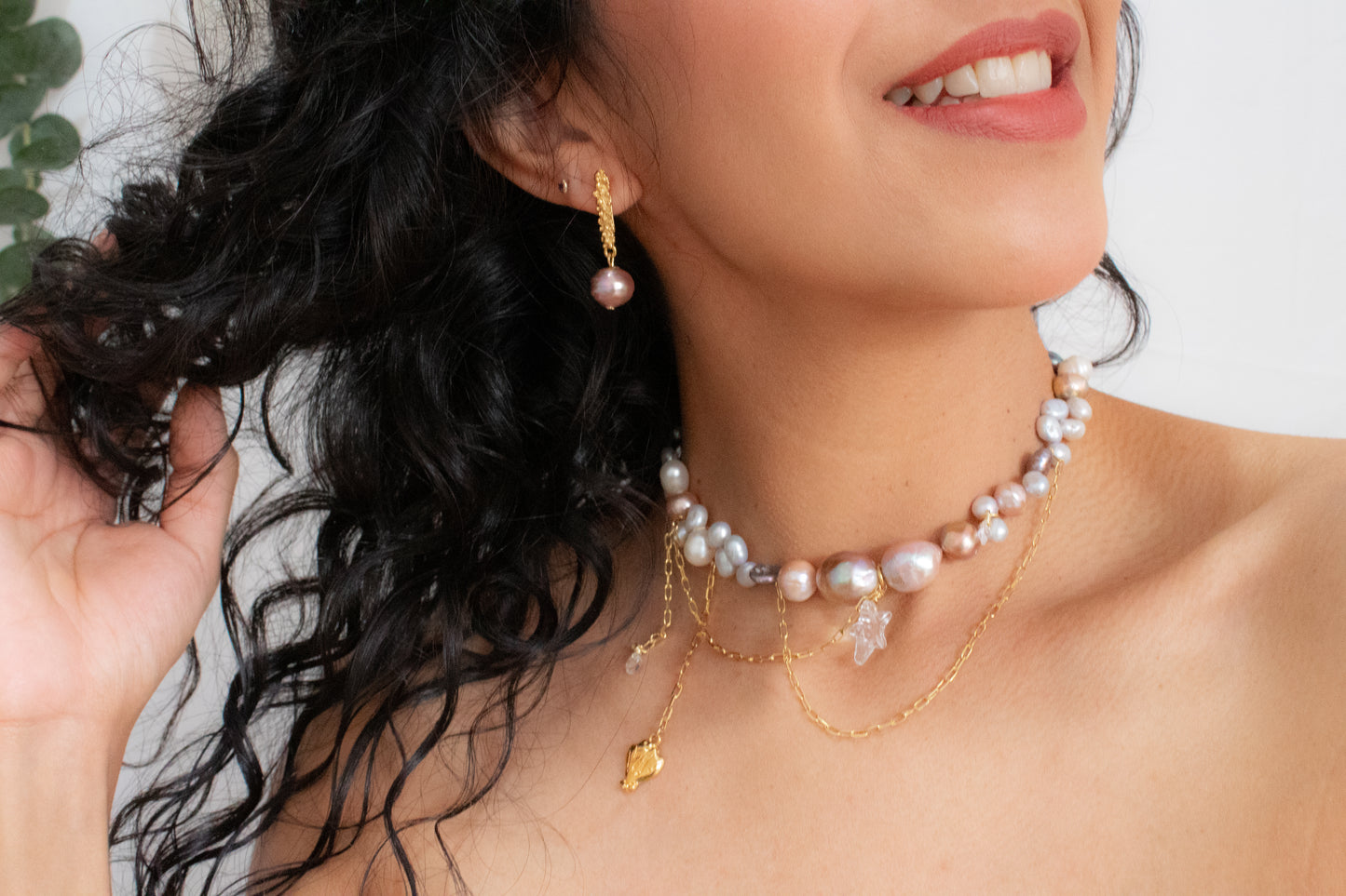 Aphrodite. Necklace with pearls, Swarovski and shell pendant.