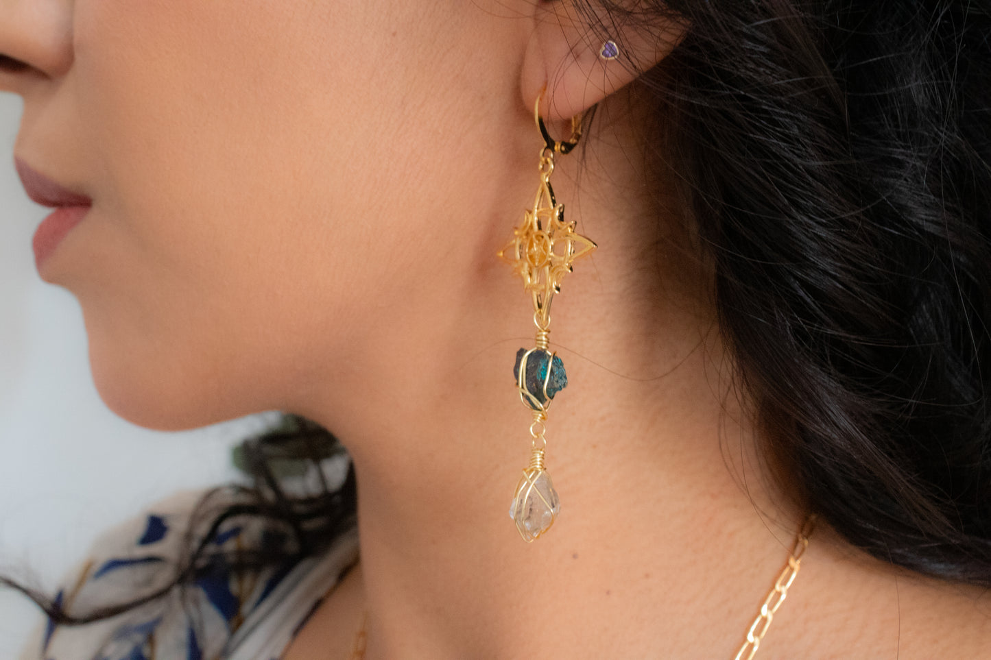 Universo. Aretes huggies con nudo de bruja, calcopiritas y herkimers.